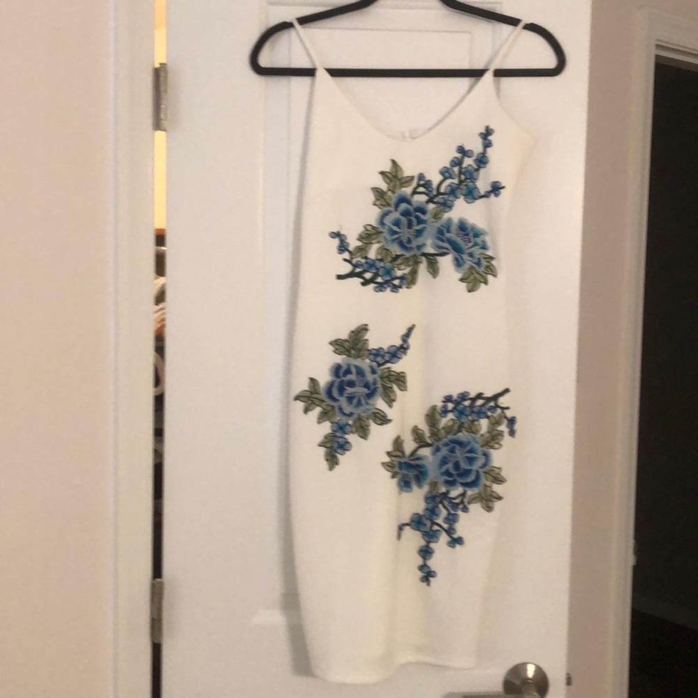 Club L White and blue flowered details